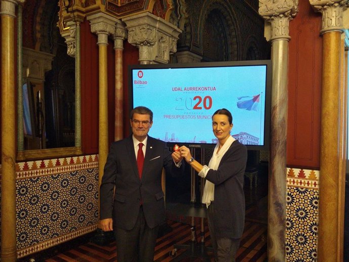 El alcalde de Bilbao, Juan Mari Aburto, y la edil de Hacienda, Marta Ajuria, presentan el proyecto de presupuestos para 2020.