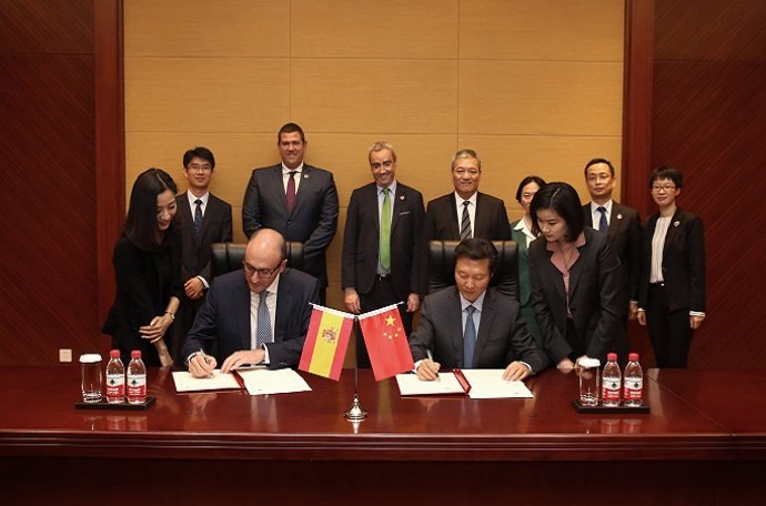 El director general de UNE, Javier García (i), y el Administrador de SAC, Tian Shihong (d), firman un acuerdo para impulsar las exportaciones españolas en el mercado chino, en Shangai (China)