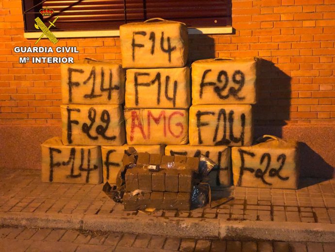 Fardos de hachís incautados en la A-4.