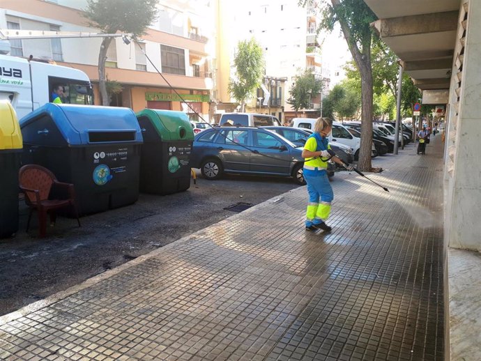 Una trabajadora de Emaya realiza tareas de limpieza en la ciudad de Palma.
