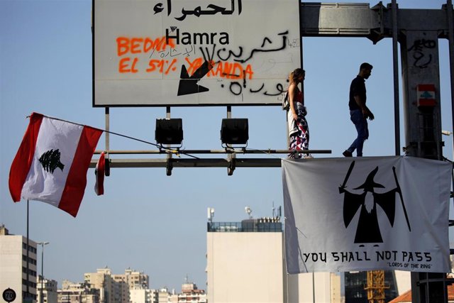 Manifestantes durante el bloqueo de una carretera en la capital de Líbano, Beirut