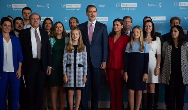 El Rey Felipe VI (centro con corbata rosa), la Reina Letizia (con traje rojo), la Infanta Sofía (junto a las Reina) y la Princesa Leonor (junto al Rey), posan junto a los premiados por la Fundació Princesa de Girona, en Barcelona /Catalunya (España), a 4 de noviembre de 2019.