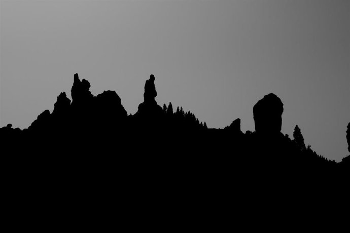 Silueta de montañas de Gran Canaria, con el Roque Nublo