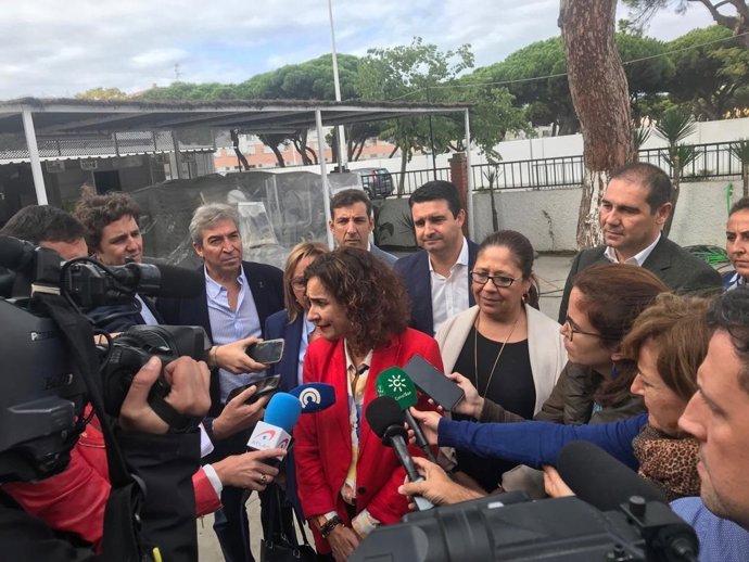 La ministra de Hacienda en funciones, María Jesús Montero, ante los medios en Punta Umbría.
