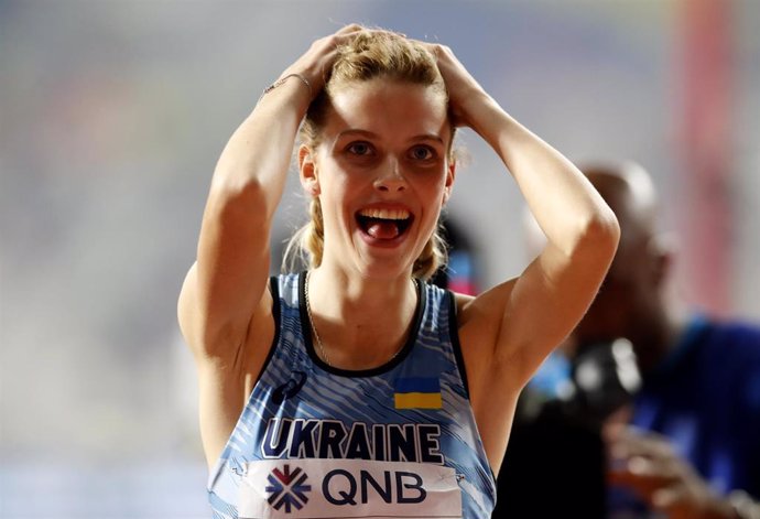 La ucraniana Yaroslava Mahuchikh celebra su medalla de plata en el altura en los Mundiales de Doha de 2019