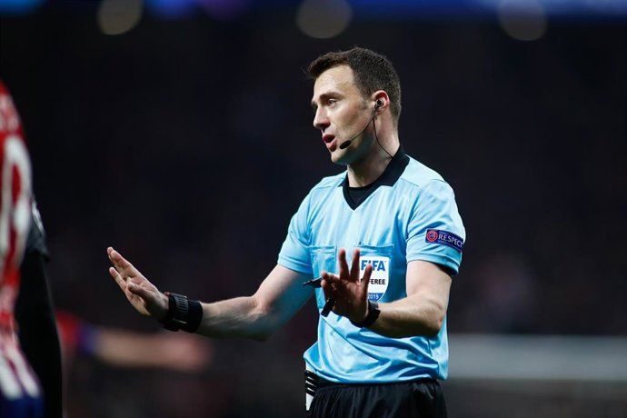 Felix Zwayer arbitrando en la Champions