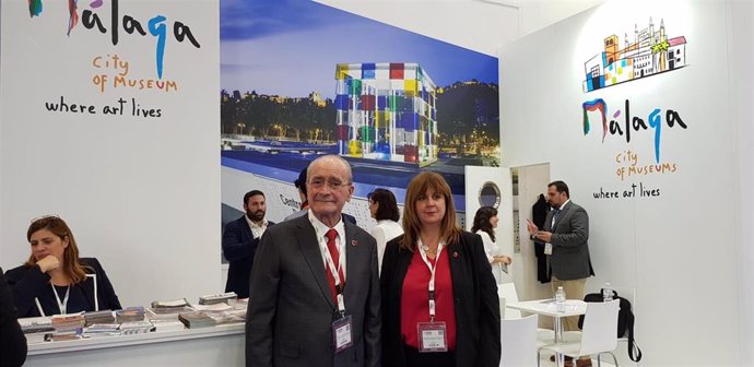 El alcalde, Francisco de la Torre, y la concejala de Turismo, Rosa Sánchez, en la World Travel Market de Londres 2019