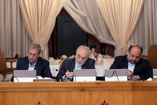 Iran announces 30 new advanced IR-6 centrifuges in the context of abandoning its nuclear commitments Alí Akbar Salehi, jefe de la Agencia de la Energía Atomática de Irán, en una reunión