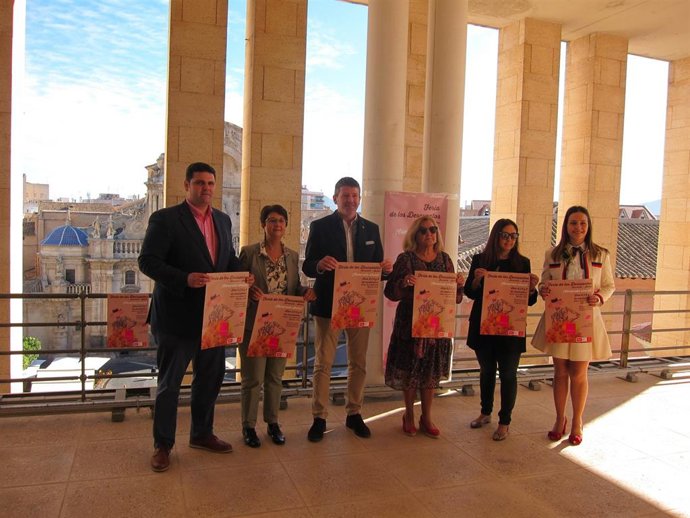 Santiago Vera, presidente de Femuac, Carmen Piñero, presidenta de la Asociación Triangulo de Murcia, Juan Fernando Hernández, concejal de Comercio y Marisa Cano, presidenta de la Asociación de comerciantes de Platería y Trapería con el póster de la Feria