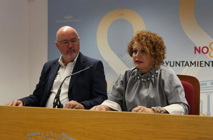 La concejal de Educación de Sevilla, Adela Castaño, presenta en rueda de prensa las nuevas inversiones en colegios