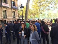 Un centenar d'estudiants protesta per un acte de Cs davant l'acampada de la plaça Universitat