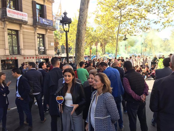 Lorena Roldán, Sonia Sierra i Carina Mejías (Cs) fan declaracions a la premsa mentre un centenar d'estudiants protesta davant la plaa Universitat de Barcelona.