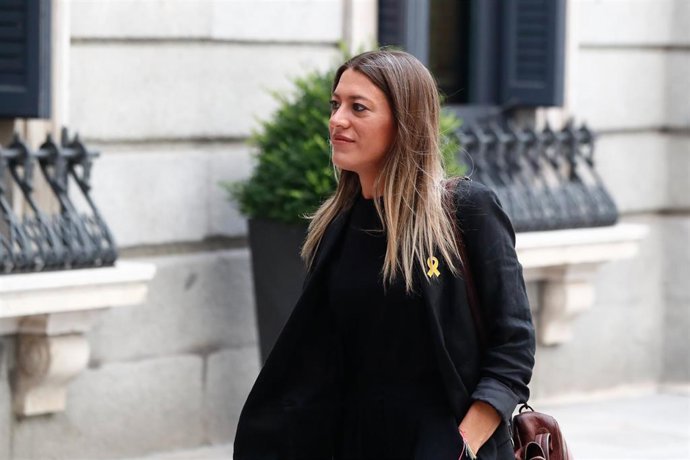 La vicepresidenta del PDeCAT, Míriam Nogueras i Camero, a su llegada al Congreso de los Diputados para la segunda sesión del debate de investidura del candidato socialista a la Presidencia del Gobierno.