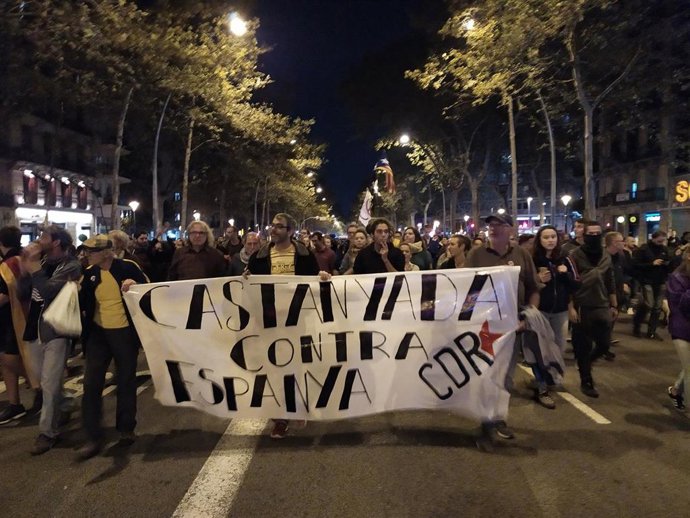 La 'Castañada contra España' de los CDR se une a la acampada en plaza Universitat de Barcelona