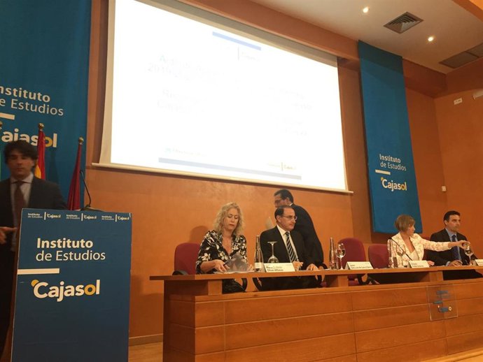 El presidente de la Confederación de Empresarios de Andalucía (CEA), Javier González de Lara, el segundo por la izquierda en la mesa del salón de actos este lunes