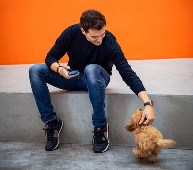 El presidente de Ciudadanos, Albert Rivera, con el perro Lucas.