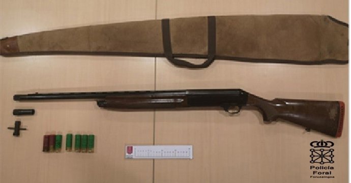 Escopeta intervenida por la Policía Foral a un vecino de Anué tras darse a la fuga en un control y dar positivo en alcoholemia.