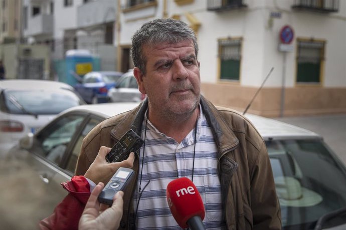 El diputado de Adelante Andalucía, Nacho Molina, durante su atención a los medios para rechazar el acto de Vox ante un centro de acogida de menores. Foto de archivo