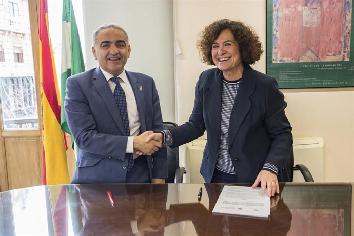 El delegado de Educación, Deporte, Igualdad, Políticas Sociales y Conciliación de la Junta en Granada, Antonio Jesús Castillo, y la rectora de la Universidad de Granada, Pilar Aranda, firmando un convenio
