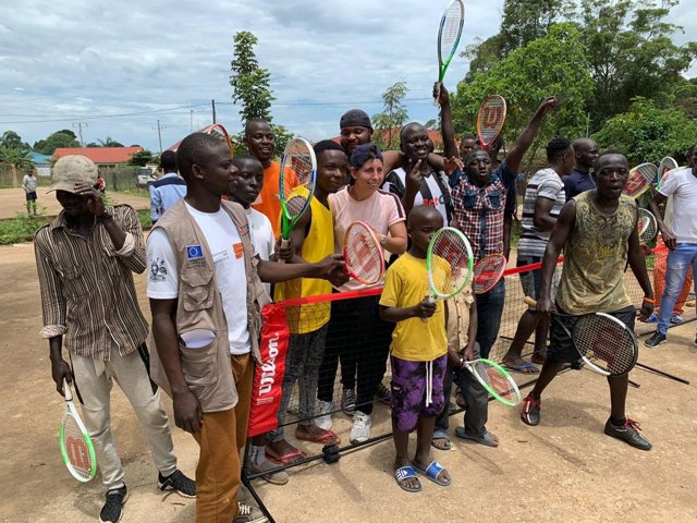 La tenista española Carla Suárez durante su visita a Uganda para colaborar con un proyecto solidario