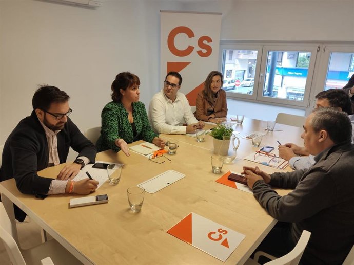 La candidata al Congreso, Maria Luisa Alonso, y el candidato al Senado, Diego Ubis, se reúnen con autónomos