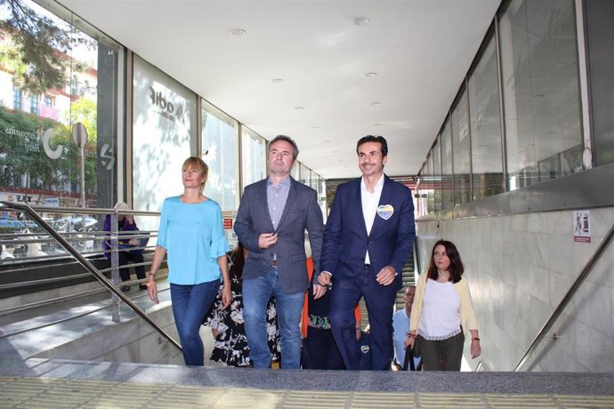 Guillermo Díaz, candidato de Cs al Congreso por Málaga, en el centro; junto a la candidata número dos, Irene Rivera.