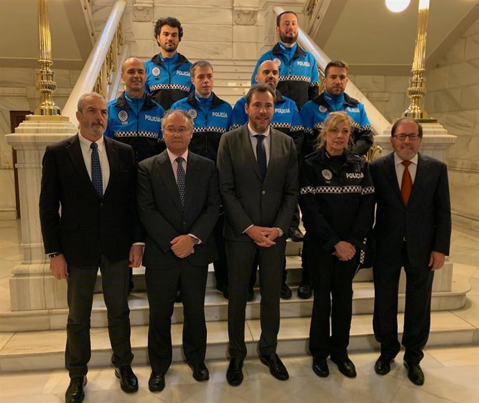El alcalde de Valladolid, junto al concejal de Salud Pública y Seguridad, José Antonio Otero, y la jefa de la Policía Municipal, entre otros, en la foto de familia de los seis nuevos agentes de Policía Municipal.