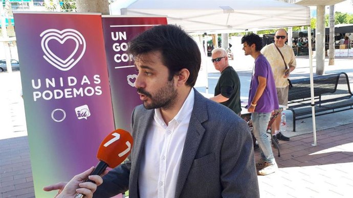 Javier Sánchez Serna atiende a los medios de comunicación