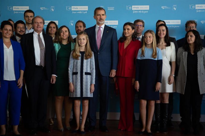El Rey Felipe VI (centro con corbata rosa), la Reina Letizia (con traje rojo), la Infanta Sofía (junto a las Reina) y la Princesa Leonor (junto al Rey), posan junto a los premiados por la Fundació Princesa de Girona, en Barcelona /Catalunya (España), a 