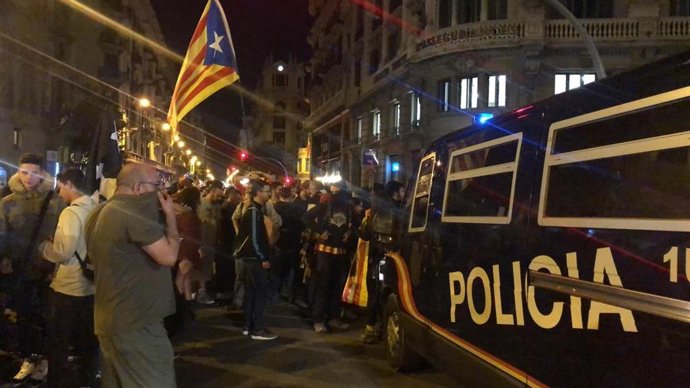 Furgones ante la Jefatura de Policía en la Via Laietana de Barcelona durante una protesta por la actuación policial en los disturbios a raíz de la sentencia del proceso independentista, el 26 de octubre de 2019