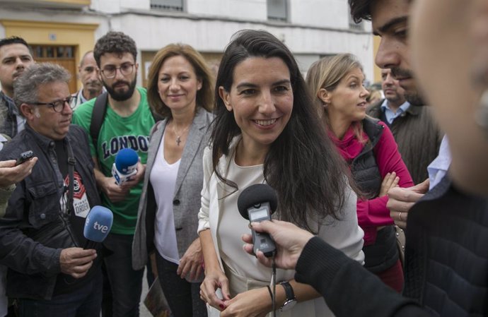 La presidenta de Vox Madrid, Rocío Monasterio atén els mitjans a Sevilla, 4 de novembre del 2019.