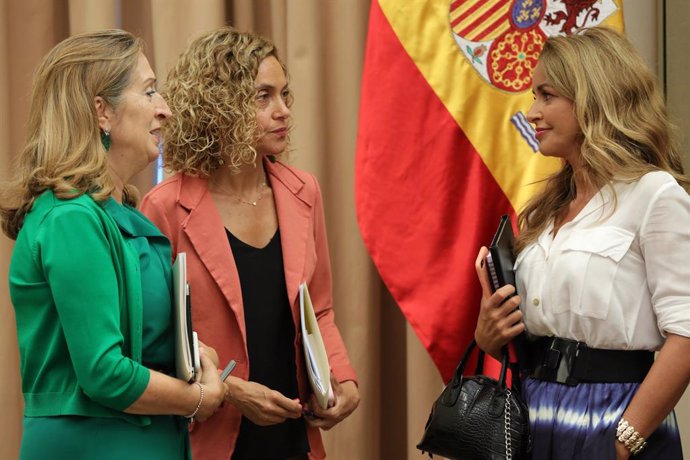 (I-D)  La vicepresidenta tercera del Congrés, Ana Pastor (PP); la presidenta del Congrés dels Diputats, Meritxell Batet (PSOE); i la secretria quarta de la Taula del Congrés dels Diputats, Patricia Reyes (Ciudadanos).