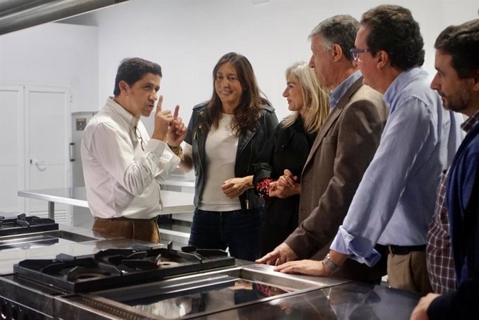 La secretaria general del PP-A, Loles López, y la coordinadora de Cultura y Patrimonio Histórico del PP-A y consejera de Cultura y Patrimonio Histórico, Patricia del Pozo, visitan una escuela de gastronomía en Huelva