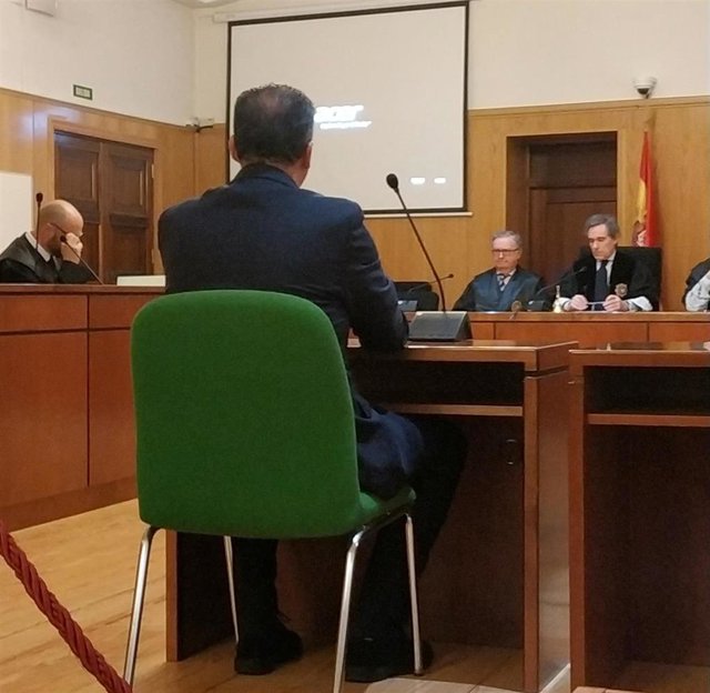 El funcionario policial, de espaldas, durante el juicio en la Audiencia de Valladolid.