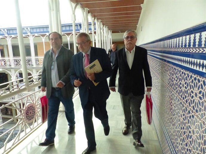 El presidente de la Asamblea, Alberto Castillo, con los codirectores del CEMOP, que le han hecho entrega de los resultados del barómetro preelectoral