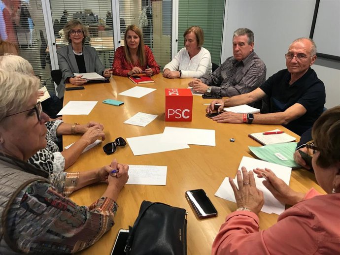 La número 3 del PSC por Barcelona, Merc Parea, en una reunión con representantes de la tercera edad.