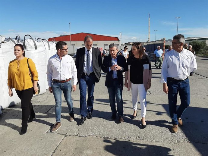 Visita del candidato al Congreso de los Diputados Pedro Saura al polígono Los Torraos de Ceutí