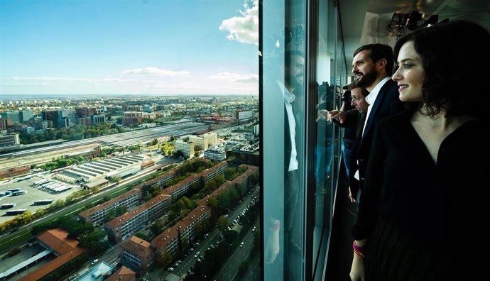 La presidenta de la Comunidad de Madrid, Isabel Díaz Ayuso, el alcalde de Madrid, José Luis Martínez-Almeida, y el presidente nacional del PP, Pablo Casado, en un acto de campaña en Madrid.