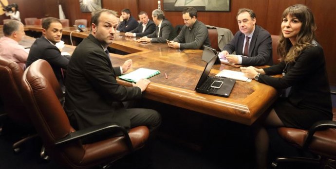 Reunión Transportes, taxistas y VTC tradicionales en Bilbao