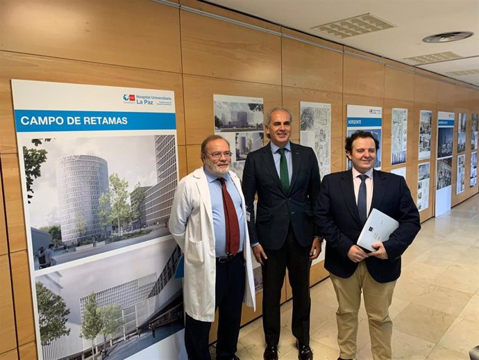 El consejero de Sanidad, Enrique Ruiz Escudero, y el gerente del Hospital de La Paz.  Rafael Pérez-Santamarina, presentan el ganador del concurso para diseñar el nuevo Hospital de La Paz.