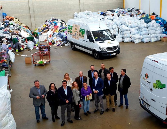 Maroto en las instalaciones de la empresa de economía social 'Por siete' junto a candidatos y representantes del PP de Salamanca