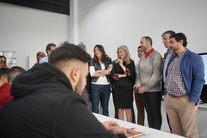 La secretaria general del PP-A, Loles López, y la coordinadora de Cultura y Patrimonio Histórico del PP-A y consejera de Cultura y Patrimonio Histórico, Patricia del Pozo, visitan una escuela de gastronomía en Huelva