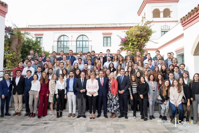 Acto de apertura con estudiantes del curso académico 2019-2020 del Instituto de Estudios Cajasol de Tomares