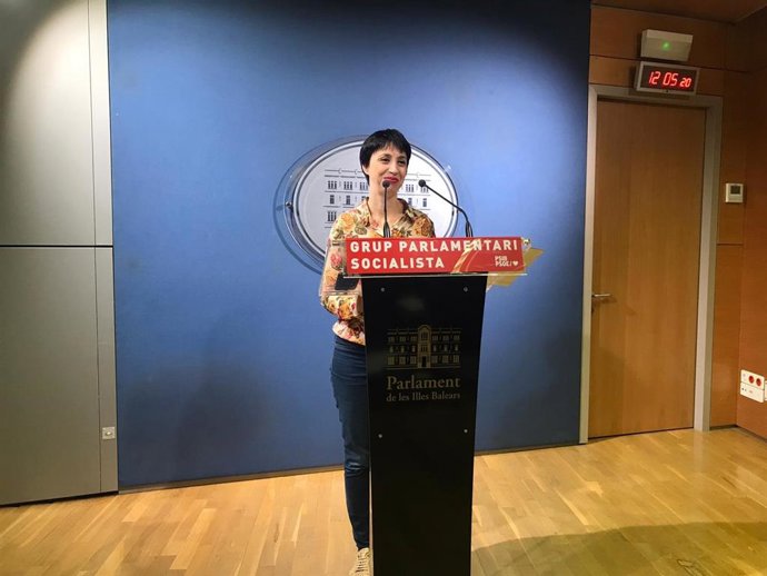 El portaveu del PSIB en el Parlament, Sílvia Cano, en roda de premsa