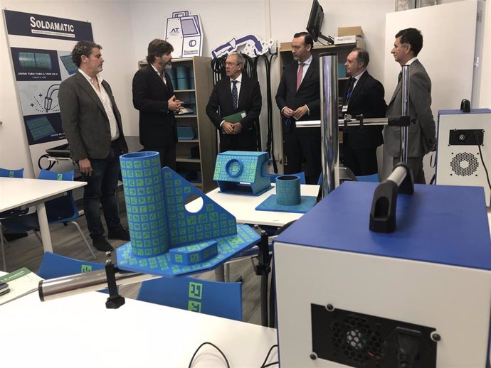 Velasco visita la  visita las instalaciones de Seabery Augmented Technology en Huelva