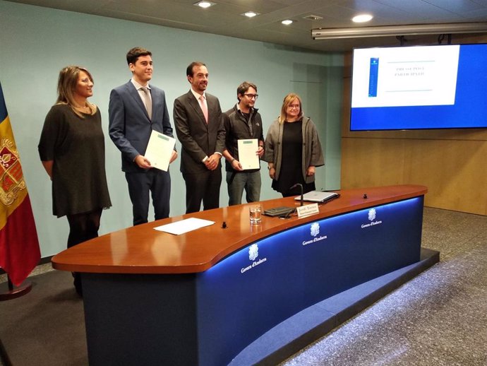 El ministro Jordi Torres junto a dos de los ciudadanos que presentaron el proyecto vencedor y las responsables de los presupuestos participativos del Ministerio de Ordenamiento Territorial.