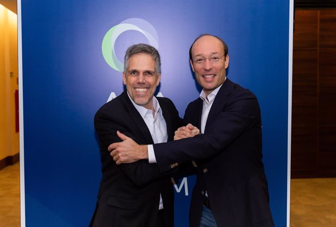 Paulo Kakinoff, presidente de GOL y Anko van der Werff, CEO y presidente de Avianca Holdings