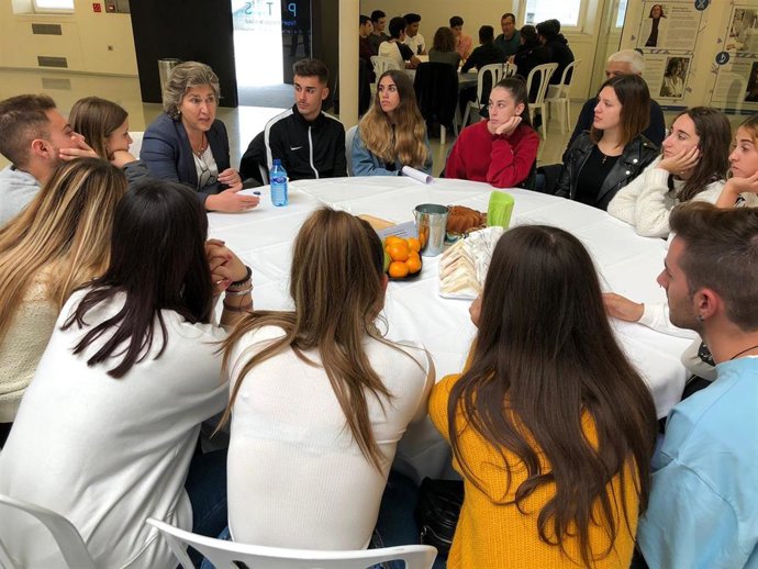 Encarnación Moral Pajares (Universidad de Jaén) en una charla de cafaé con ciencia de la Semana de la Ciencia en Andalucía