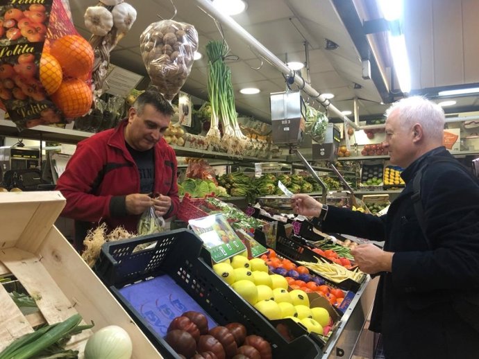 El candidato del PP al Congreso por Zaragoza, Eloy Suárez, visita el mercado de Delicias.