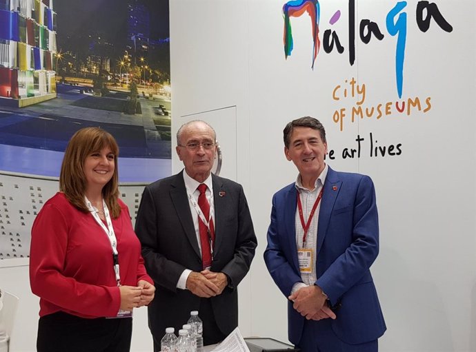 Rosa Sánchez, concejala de Turismo; el alcalde de Málaga, Francisco de la Torre, y el representante del turoperador Kirker Holidays en la World Travel Market de Londres